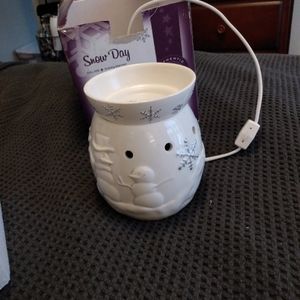 Never used Full Size Scentsy Warmer Snow Day. Will need a bulb.